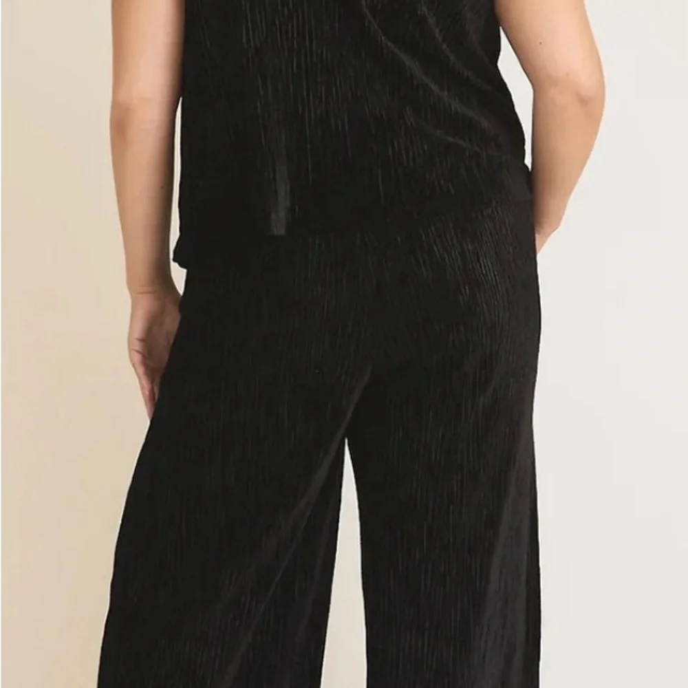 Gilli Plus Size Black Textured Cami & Wide Leg 2 Piece Set with Pockets Host Pic - Picture 4 of 11